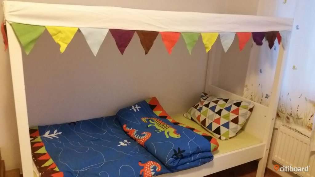 IKEA ÖVRE barnsäng (Sängstomme m ribbotten+sänghimmel, vit) i