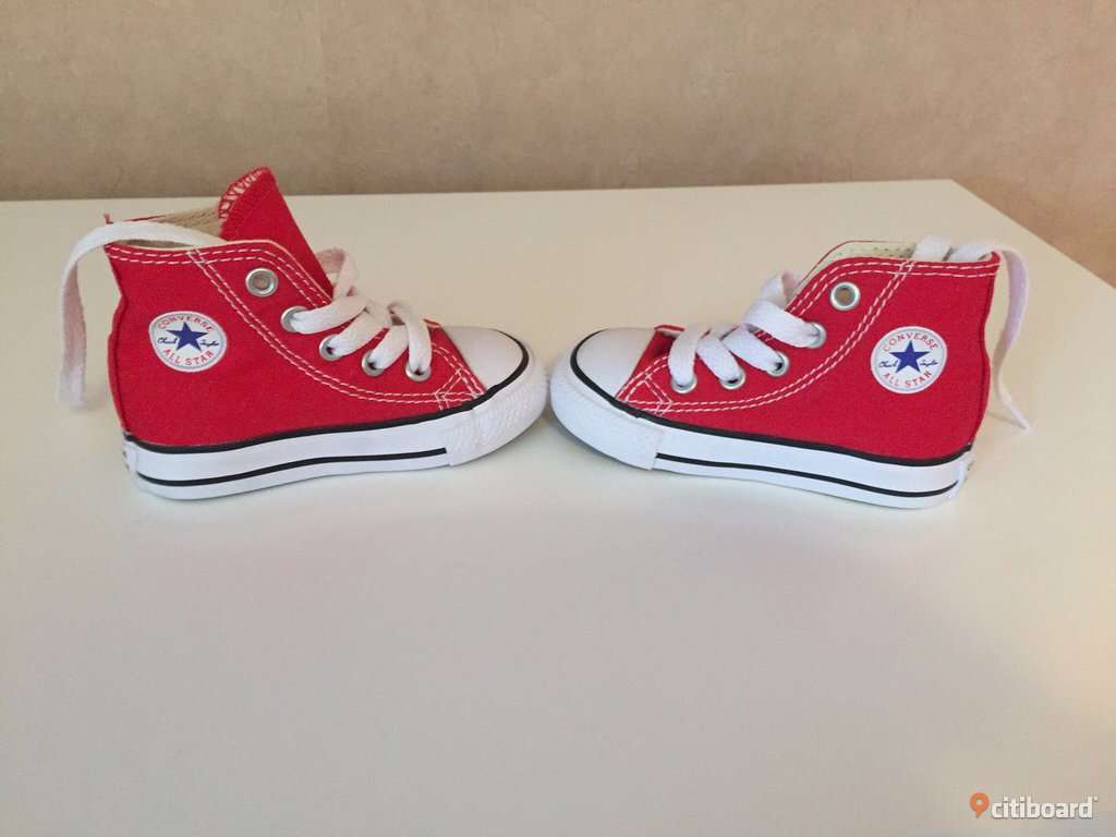 Icke använda röda Converse skor inköpta våren -16. Storlek 20. i Trollhättan - annonsering på Citiboard